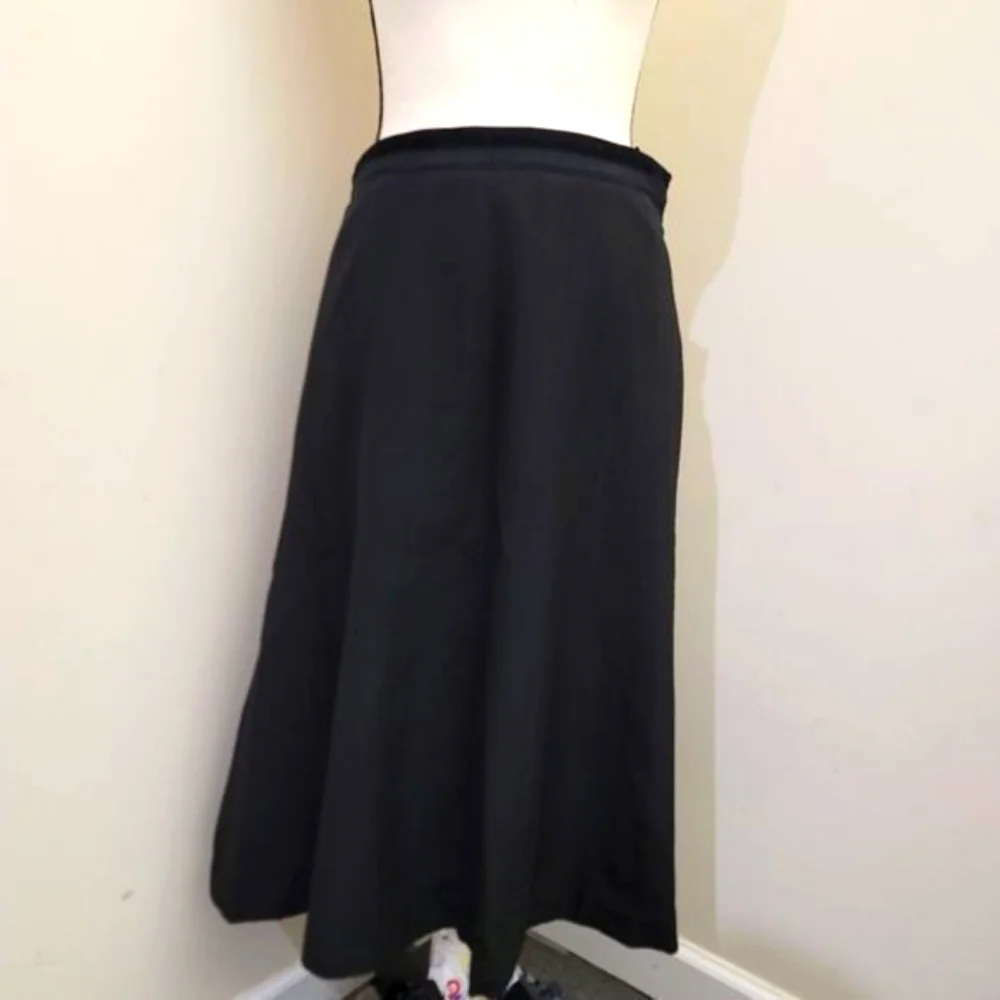 LIZ CLAIBORNE size 6 Flare Knee Length Black Skirt Velvet‎ Trim Zip Lined